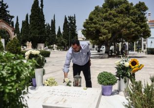 Ο νέος γραμματέας του ΠΑΣΟΚ στον τάφο του Ανδρέα Παπανδρέου