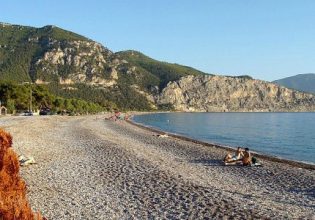 6 παραλίες δίπλα στην Αθήνα για βουτιές σε καθαρά νερά και relax