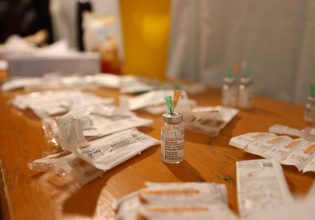 Ηλίας Μόσιαλος: Για να σταματήσει η πανδημία θα χρειαστούμε εμβόλια που εμποδίζουν τη διασπορά