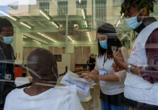 Κοροναϊός: Εμβολιασμούς σε ευάλωτους πληθυσμους στην Αθήνα από τους «Γιατρούς Χωρίς Σύνορα»