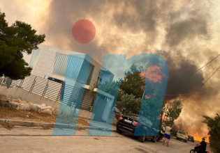 Φωτιά στη Βούλα: Κάηκαν τέσσερα σπίτια – Εικόνες καταστροφής και απόγνωσης