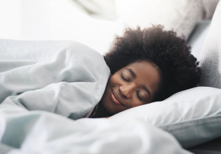 Ύπνος: Τρία μυστικά της Gen Z που θα σε κάνουν να κοιμηθείς καλύτερα