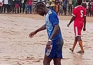 Φοβερός Μανέ: Πήγε στο χωριό του και έπαιξε μπάλα σε γήπεδο με λάσπη