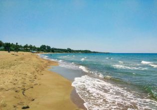 Παραλία Κουρούτα: η «Μύκονος» της Πελοποννήσου με τα γαλαζοπράσινα νερά