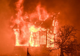 Μεγάλη πυρκαγιά στον Ρέντη: Καίγεται αποθήκη κηροποιίας – Μάχη δίνουν οι πυροσβέστες