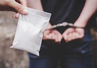 Νότια Προάστια: Εξαρθρώθηκε κύκλωμα κοκαΐνης – Συνελήφθη αστυνομικός
