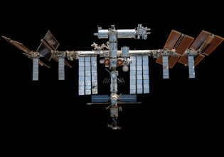 Εξωπραγματικές εικόνες του Διεθνούς Διαστημικού Σταθμού να περνά μπροστά από τον Ήλιο