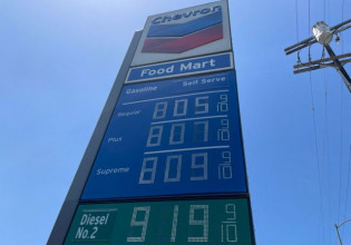 ΗΠΑ: Η μέση τιμή της βενζίνης ξεπέρασε τα 5 δολάρια το γαλόνι, για πρώτη φορά σήμερα
