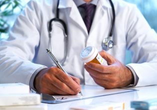 ΠΙΣ: Ζητά και ιδιώτες γιατροί να συνταγογραφούν φάρμακα στους ανασφάλιστους