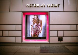 Πρόκληση, λάμψη και εσώρουχα: Ένα νέο ντοκιμαντέρ φέρνει στον αέρα τα βρώμικα μυστικά της Victoria’s Secret