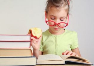 Καλοκαιρινές διακοπές: 5 διασκεδαστικοί τρόποι για να μη χάσει το παιδί την επαφή του με το διάβασμα