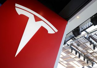 Tesla: O Μασκ υπόσχεται μείωση τιμών όταν πέσει ο πληθωρισμός