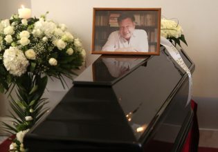Ηλίας Νικολακόπουλος: Το τελευταίο αντίο στην πολιτική κηδεία – Τα «πέτρινα» παιδικά χρόνια και η πλούσια διαδρομή του