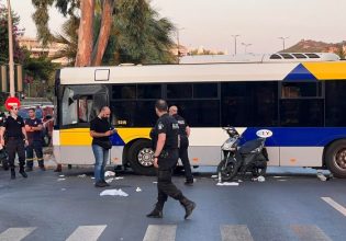 Τροχαίο: Σύγκρουση λεωφορείου με μηχανή στην παραλιακή – Δύο τραυματίες
