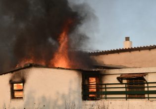 Φωτιά: Σπίτια στις φλόγες σε Γέρακα, Πεντέλη και Ανθούσα