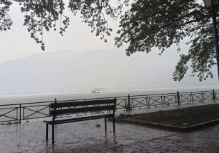 Ιωάννινα: Ισχυρό μπουρίνι – Έπεσαν δέντρα – Λαχτάρησαν επιβάτες σε καραβάκι στη λίμνη