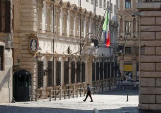 Ιταλία: Γιατί οι επενδυτές φοβούνται πως η παραίτηση Ντράγκι θέτει σε κίνδυνο τα κονδύλια του Ταμείου Ανάκαμψης