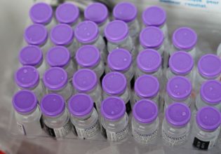 Pfizer: Ανακοίνωσε μαζί με την BioNTech τη δοκιμή εμβολίου που αντιμετωπίζει την υποπαραλλαγή της Όμικρον