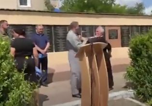 Ρώσος ιερέας επιτίθεται με τον σταυρό σε Ουκρανό κληρικό κατά τη διάρκεια κηδείας