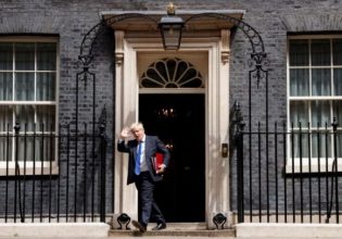 Μπόρις Τζόνσον: «Αν αφήνεις πίσω σου χάος… κάντο με στιλ» – Ο Βρετανός πρωθυπουργός έγινε διαφήμιση