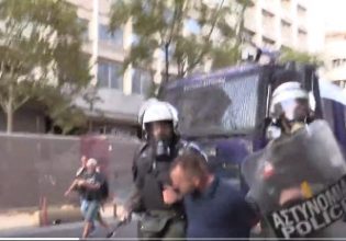 Γιάννης Μιχαηλίδης: Σοκ από βίντεο που κυκλοφορεί – Άνδρας των ΜΑΤ ρίχνει μπουνιά σε δεμένο άτομο