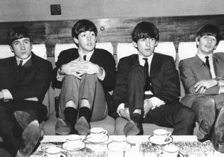 Beatles: Εκπληκτικός μουσικός παίζει σε 8 λεπτά 23 τραγούδια τους