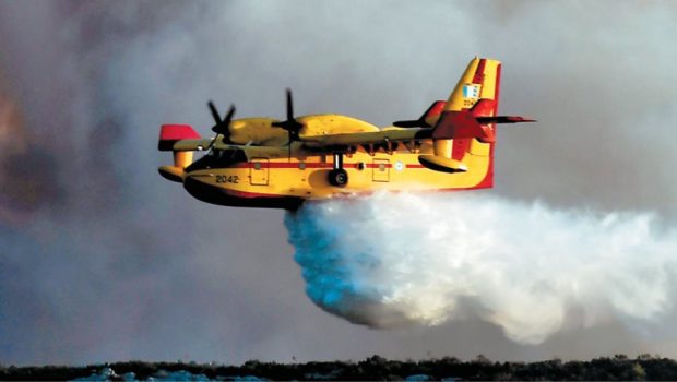 Voyez comment le Canadair grec opère dans les grands incendies de France