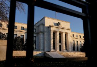 WSJ: Οι φόβοι για τον πληθωρισμό οδήγησαν σε μεγαλύτερη αύξηση των επιτοκίων της Fed