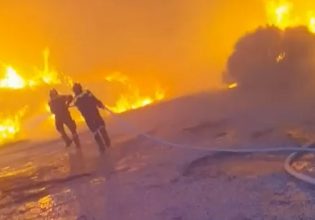 Πεντέλη: Η στιγμή που πυροσβέστες περικυκλώνονται από την πύρινη λαίλαπα