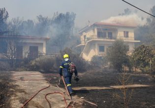 Φόβος για το «άνοιγμα» της πυρκαγιάς στη Λέσβο – Ολονύχτια μάχη των πυροσβεστών