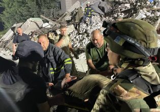 Ουκρανία: Στους 24 οι νεκροί από τον ρωσικό βομβαρδισμό πολυκατοικίας στο Τσάσιβ Γιαρ