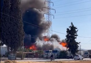 Φωτιά στον Ασπρόπυργο: SMS από 112 για τους πυκνούς καπνούς – Τι ανησυχεί τους πυροσβέστες