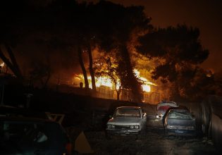 Φωτιά στην Πεντέλη: Εφιαλτική νύχτα με τις φλόγες να καίνε σπίτια – Συνεχείς αναζωπυρώσεις και ισχυροί άνεμοι