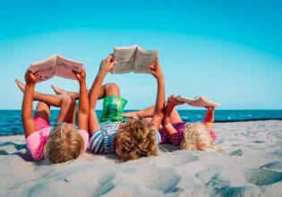 Τα 5 καλύτερα παιδικά βιβλία για να χαλαρώνουν… οι γονείς στην παραλία