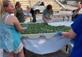 Γιάννενα: Γυναίκες ενός ολόκληρου χωριού έφτιαξαν αυτή την τεράστια χορτόπιτα