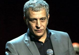 Θέμης Αδαμαντίδης: Στο εδώλιο σήμερα ο τραγουδιστής – Μετά την καταγγελία της συντρόφου του για ξυλοδαρμό