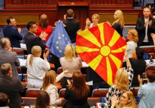 Βόρεια Μακεδονία: ΕΕ και ΗΠΑ χαιρετίζουν την έγκριση της πρότασης της ΕΕ από τη Βουλή της χώρας