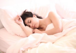 Έρευνα αποδεικνύει πως ίσως ένας σύντομος ύπνος είναι επιβλαβής για την υγεία μας