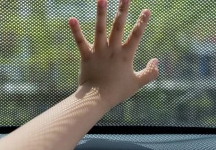 Σέρρες: Κλείδωσαν τα παιδιά στο αυτοκίνητο και πήγαν για σουβλάκια