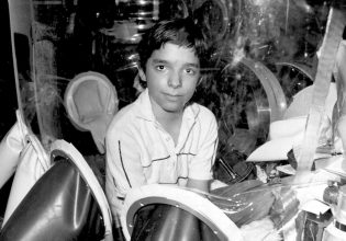 Ντέιβιντ Βέτερ: Το αγόρι που έζησε όλη τη ζωή του μέσα σε φούσκα, λόγω σπάνιας ασθένειας