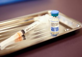 Όμικρον: Κατατέθηκε στις ΗΠΑ το αίτημα της Moderna για προσαρμοσμένο εμβόλιο