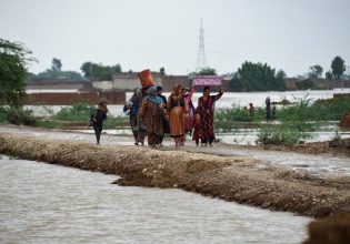 Πακιστάν: Η μισή χώρα έχει καλυφθεί από το νερό – Πάνω από 1.000 νεκροί και 33 εκατ. εκτοπισμένοι από τις πλημμύρες