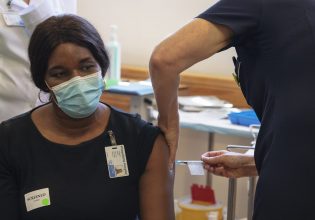 Νότια Αφρική: Καταγράφηκε ο πρώτος θάνατος που συνδέεται αιτιωδώς με το εμβόλιο κατά του κοροναϊού