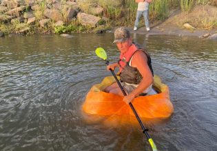 Ρεκόρ Γκίνες: Έκανε κουπί για 61 χλμ. σε ποτάμι, μέσα σε τεράστια κολοκύθα