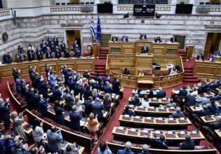 Υποκλοπές: Μετωπική Μητσοτάκη-Τσίπρα στη Βουλή: «Καταθέστε πρόταση δυσπιστίας – Έχετε τη δυσπιστία του λαού»