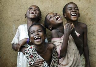 Η επιδημία του γέλιου στην Τανζανία που οδήγησε στο κλείσιμο 14 σχολείων