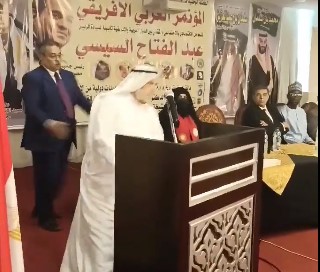 Σαουδική Αραβία: Διπλωμάτης κατέρρευσε ενώ μιλούσε σε συνέδριο - Σοκαριστικό βίντεο