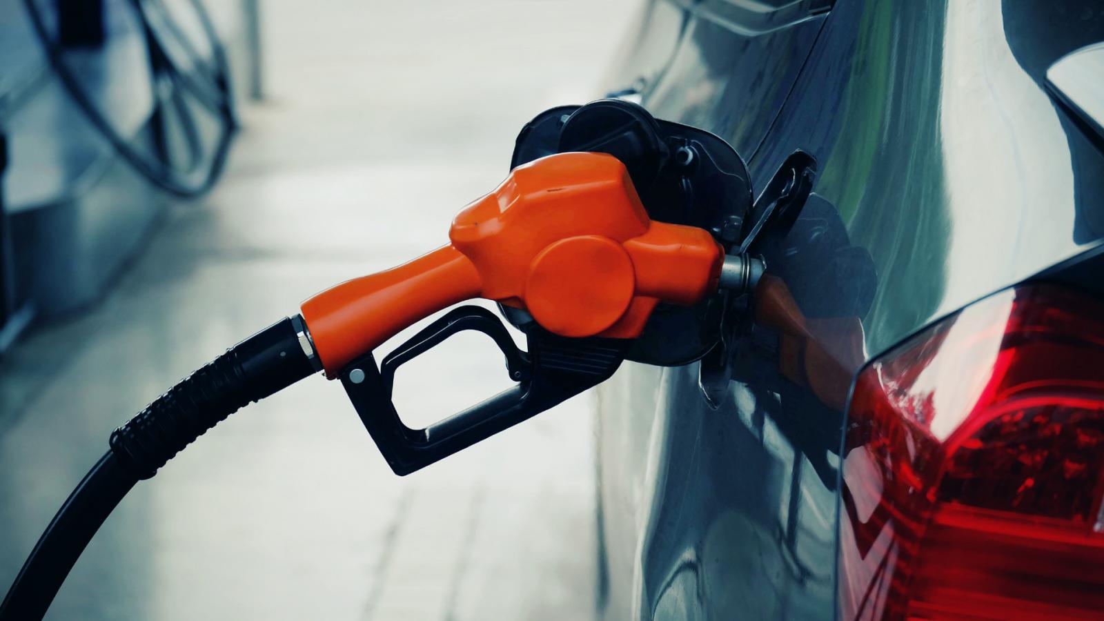 Νοθεία βενζίνης: Πολλοί και ίσως μη ανιχνεύσιμοι οι διαλύτες - Οι ζημιές που προκαλούν και τι μπορούμε να κάνουμε