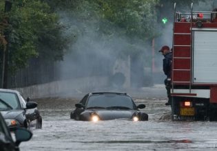 Κακοκαιρία: Πλημμυρισμένα ΙΧ στην Αττική – Απεγκλωβισμοί οδηγών και κλήσεις για πλημμυρισμένα σπίτια