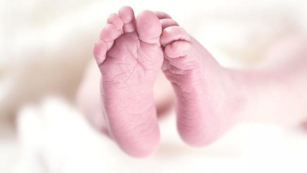 Italia: ha lasciato il suo bambino di 18 mesi ed è andata in vacanza – Il bambino è morto di fame